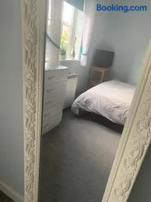 FEMALES ONLY OR Couples for DOUBLE ROOM - near Stonehenge - Image 1