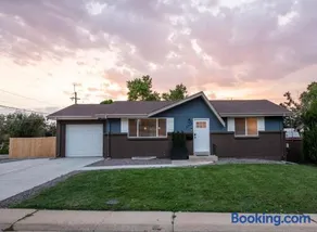 Peaceful and comfy 4BR home near downtown denver - Image 2