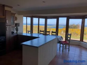 House with sea views close to Beach with WiFi and large kitchen and dining - Image 2