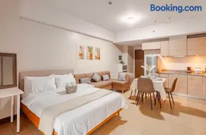 Classy Venice in St Mark Venice Mall near BGC, Pet Friendly, Swimming Pool, Balcony - Image 1