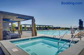Waterfront Resort Style Villa - 5 min to fastwater - Image 2