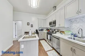 In the Heart of Haight Ashbury 5 Bedroom House - Image 2
