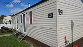Light and Airy 2 Bedroom Mobile Home - Image 2