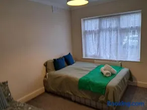 Cosy 2 Bedroom Luxury House - Image 2