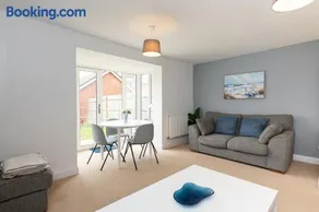 4 Bedroom House - Bedfordshire - Driveway Parking - Image 2