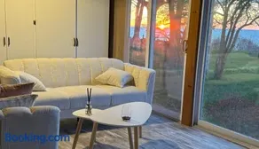 Home away on Lake Ontario - Image 1