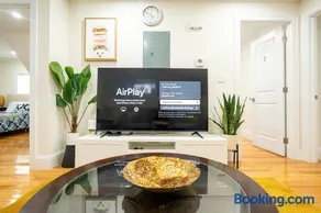 Breezy 3BR Boston Apt - Bathtub, Parking, TV, Walk to Train 803 - Image 4