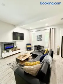City Oasis Near NRG Stadium, Med Center & Downtown! - Image 2
