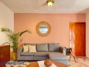 Spacious artsy home with fast WiFi - Image 1