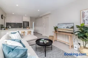 Quiet and Modern Stay near Hospital with Free Parking - Image 2