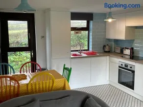 Holiday Home, free WiFi and Parking - Image 4