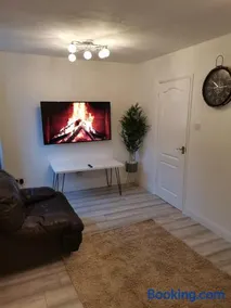 Newly Renovated Cosy 1 bed flat, 4 minutes walk to Town Centre, 3 minutes walk to the train station, Free parking, Modern, fresh and spacious living room, Netflix ready smart TV, Wifi - Image 3