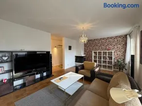 Extra Stor Lägenhet Ny Design med Öppen Spis, Balkong, Parkettgolv, Stor Smart TV - Image 1