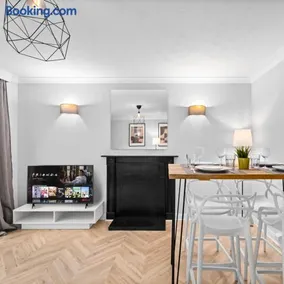 Stylish 2-Bed Apartment - Netflix, Garden & Free Parking 21E - Image 2