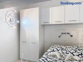 T6 Unique, Chic and Artistic with large terrace - Image 2