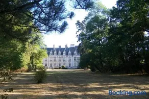 Charmant STUDIO au Calme Tout Confort Dans Château Néo Gothique proche ZENITH COMET ORLEANS Parking Voiture Gratuit WIFI Haut Débit Rue des Montées - Image 2