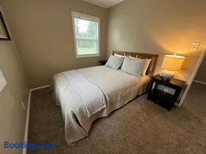 Cute & Cozy 2 Bedroom Near Park - Image 5