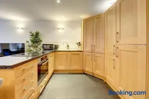City Centre, 2 Bedroom, Secured Parking, 3 King Bed, WiFi Sleep 6 Guest Comfortable on Three King Size Beds, Jewellery Quarter , Birmingham City Centre , Allocated Secured Parking - Image 3