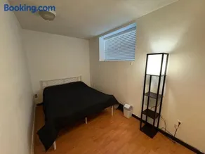 King George Corridor Modern Room - Easy Transit & Free Parking - Image 5