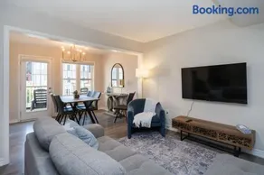 Opulent Chic Town Home in the Heart of Oakville - Image 3