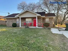 Beautiful Spacious 3 BR brick home for the family - Image 1