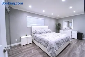 Stylish 3BR, 2BA Home , Sleeps 8 - King Bed, Firepit, Near Universal, SoFi - Image 5