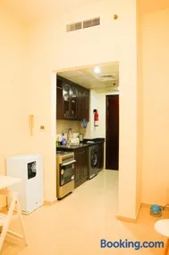 Beach Access Studio High-Speed WiFi Pool AlHamra - Image 2
