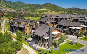 Park City White Pine Mountain Retreat | Walk to Ski, Free Shuttle, Mountain Views/Ski Waxes, Hot Tub - Image 2