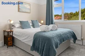 Large Stunning & Modern Home with Private Parking - Image 2