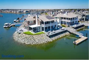 Waterfront Resort Style Villa - 5 min to fastwater - Image 1