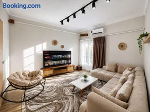 Garden Retreat 2BR in Heliopolis Balcony &Garden - Image 1