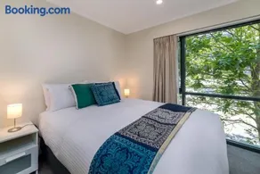 Central 2-bed Apartment with Gym and Spa - Image 4