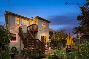 Light filled Condo 3 Bedrm with enclosed sunny backyard - Image 3