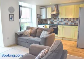 Cawley Priory, Spacious 2 Bedroom City Centre Flat with Parking Space - Chichester Holiday Properties - Image 5