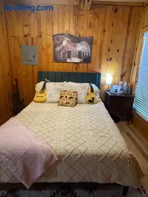 109 Vinewood Cabin-1 Bedroom - Image 4