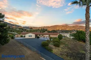 Entire Private Home with 3 Bedrooms 2 Bathrooms, Mountain View, Jetted Tub, 2500 sqft, King Bed,Garage, Available Now - Image 3