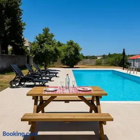 Spacious House with Private Pool Kitchen - Image 3