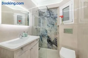 Lydia's Luxury Apartment - Image 5