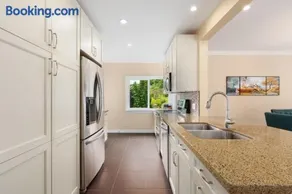 LOVELY 3 bedroom PORT MOODY spacious home 6 people free parking - Image 1