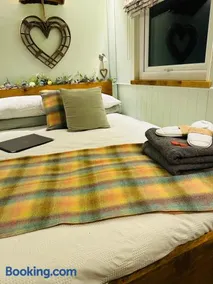 The original Sleeping Giant Lodge with hot tub & Alpacas - Image 3