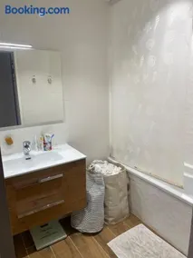 Une chambre calme dans mon appartement avec vue - Image 3