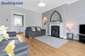 Crewe Apartment - Stylish 2 bedroom apt, Garden, Free parking, Edin City - Image 2