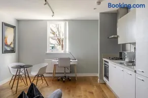 Luxury Private House, Sky TV, Netflix & Free Parking - Image 5
