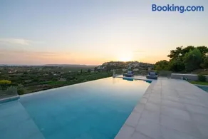 Reina del Cielo Luxury Villa - Image 2