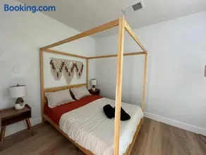 Magical 5BR W Pool, Hot Tub, Lake, Basketball Court - Image 5