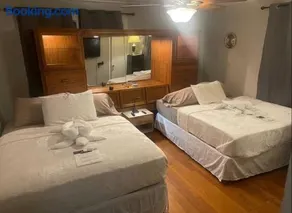 Retro Ranchhouse Main Bedroom in Shared home - Image 1
