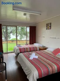 Crown Hotel Motel - Image 2