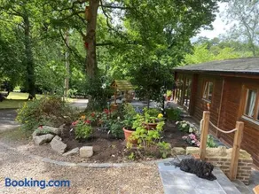 4 bedroom Lodge Hotub-Pool in Surrey UK - Image 1