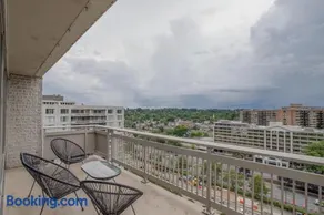 Fantastic 2 BR Apt + Den @Crystal City With Gym - Image 4