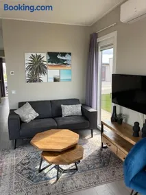 Tiny vakantiehuis aan het water met eigen steiger en airco - Image 3